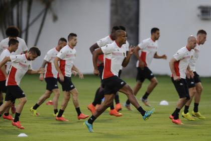 Belgium&#39;s captain Vincent Kompany, center, who is recovering from an injury, takes part in a training session at Estadio Manoel Barradas the day before the World Cup round of 16 soccer match between Belgium and USA at Arena Fonte Nova in Salvador, Brazil, Monday, June 30, 2014. (AP Photo/Matt Dunham)