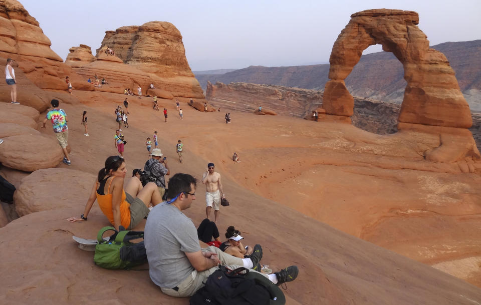 Tourists gather at the Arches National Park in Moab, Utah August 16, 2012. REUTERS/Charles Platiau  (UNITED STATES - Tags: ENVIRONMENT TRAVEL)