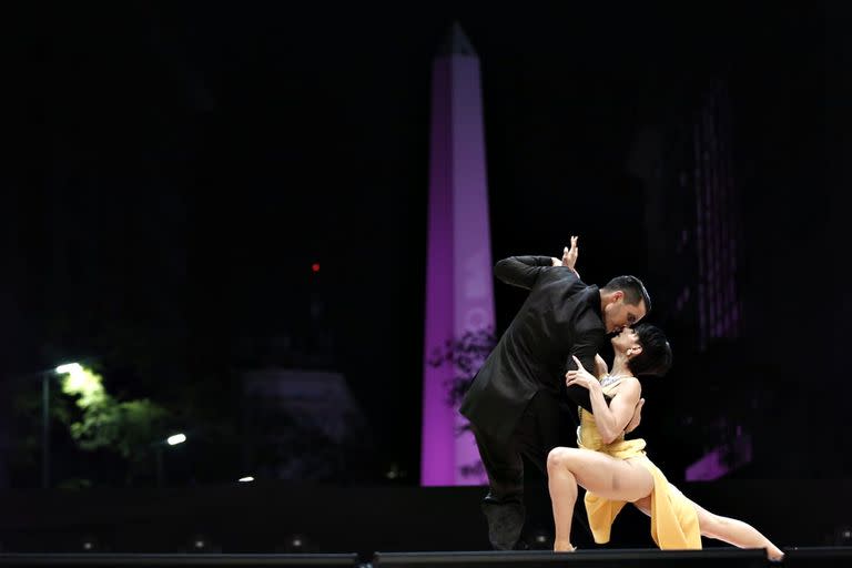 El Mundial de Tango en Diagonal Norte con el Obelisco al fondo