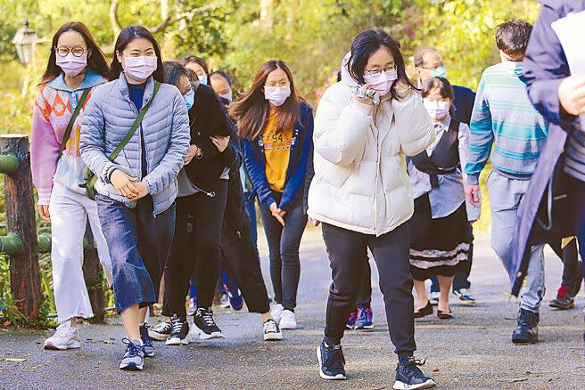 被列為確診及接觸者的大專生如要返家隔離，教育部將補助全額交通費，境外生部分，學校必須整備隔離、檢疫宿舍協助安置。圖為2020年一群境外生結束隔離。（本報資料照片）