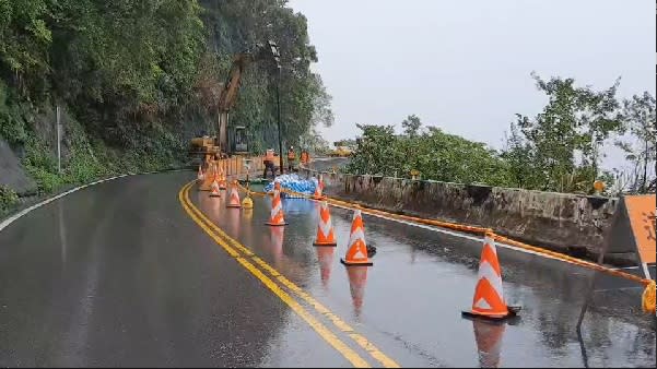 台九丁線38.4公里處發生路基掏空。（圖／民視新聞）