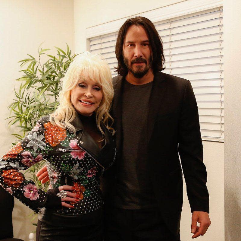 基努李維與高齡的桃莉巴頓合照，同樣不會碰觸到對方。（翻攝Dolly Parton IG）