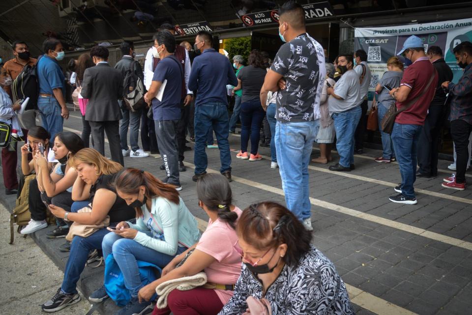 Largas filas de trabajadores se registran en el SAT de Reforma  para obtener la constancia de situación fiscal por la entrada en vigor de los nuevos requisitos del Comprobante Fiscal Digital por Internet (CFDI).
FOTO: MARIO JASSO/CUARTOSCURO.COM