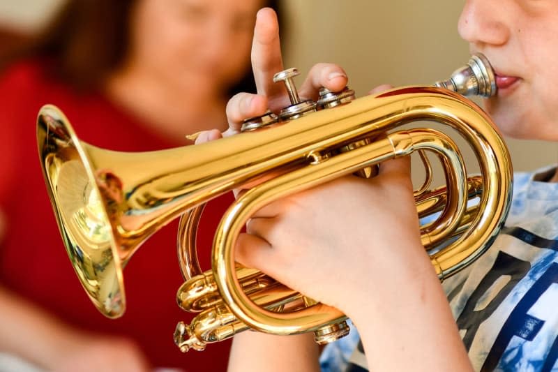 Various studies show that children with asthma can improve their lung function by regularly playing wind instruments. It's also helpful if you have asthma, COPD or cystic fibrosis. Kirsten Neumann/dpa