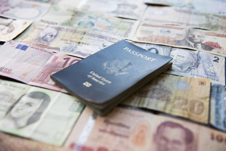 Pasaporte y dinero. Foto de Getty Images