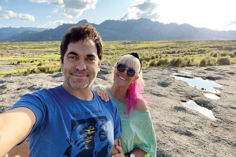 Valeria Lynch y Mariano Gabriel Martínez en las sierras de Córdoba.