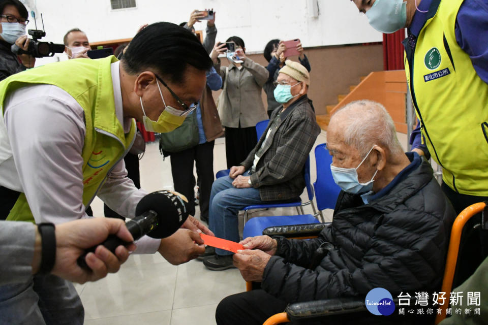 記者會中林世賢市長發放紅包給102歲的人瑞林文漢。圖／記者鄧富珍攝