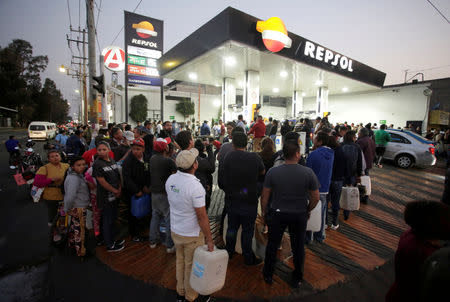 En la imagen, un grupo de personas haciendo fila para cargar gasolina en la Ciudad de México, 9 de enero de 2019. REUTERS/Daniel Becerril