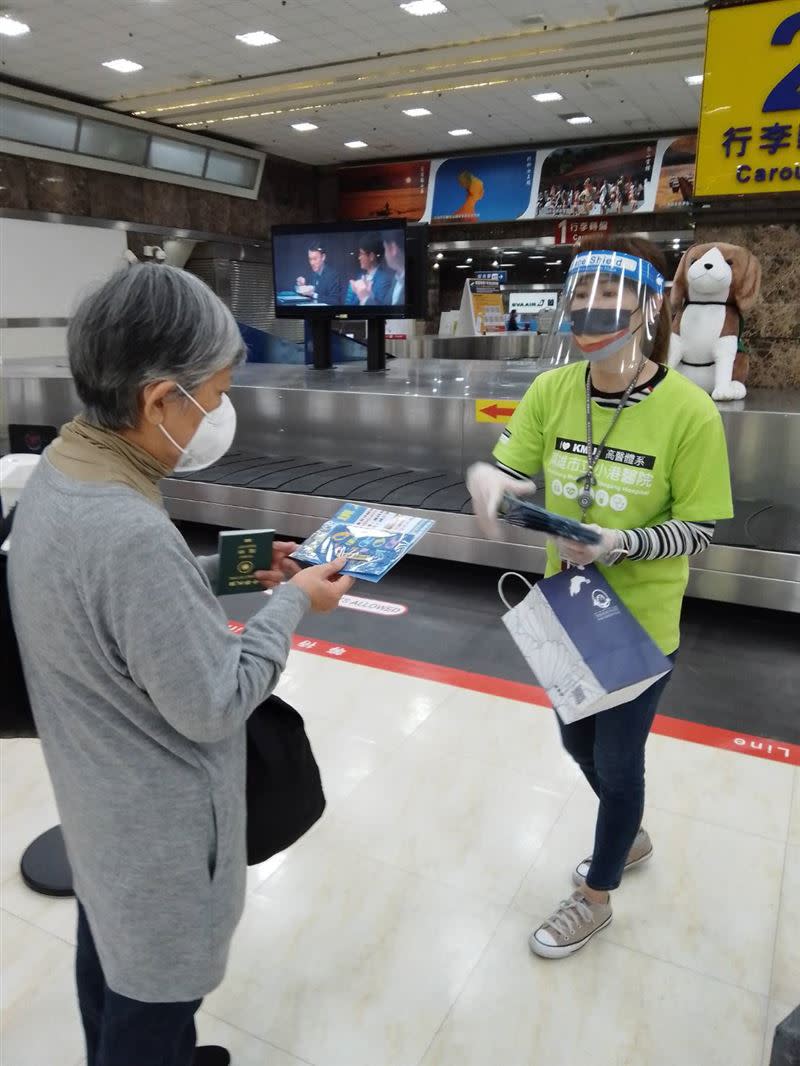 小港機場行李轉盤處，提供入境旅客自主防疫措施注意事項及就醫資訊。（圖／翻攝高市府提供）