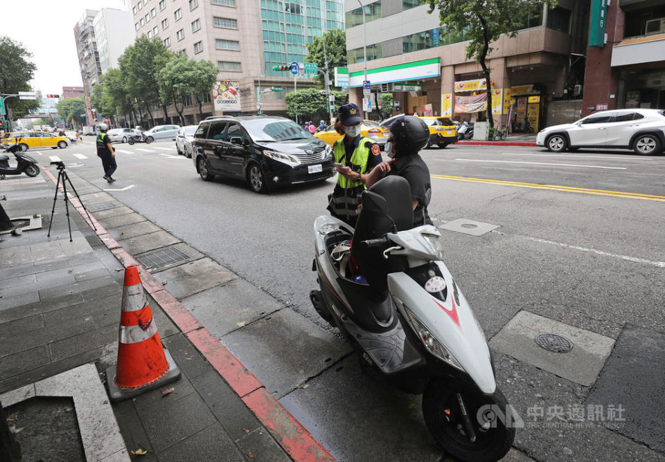 內政部與交通部宣布9月1日辦理全國「路口安全大執法」，警政署今天表示，第1天統計取締總件數已達1萬559件，其中汽機車闖紅燈及紅燈右轉達8321件最多。(中央社資料照)