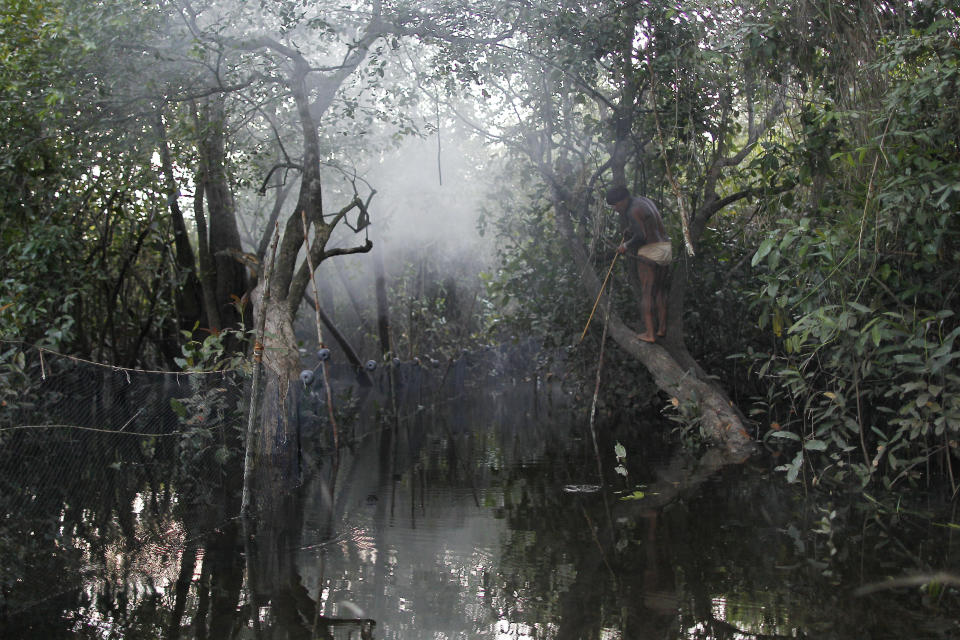 Un hombre pesca de forma tradicional en un río cercano este 7 de mayo de 2012, en el parque Nacional Xingu, en el estado brasileño de Mato Grosso. La comunidad indígena se prepara para celebrar, en agosto próximo, su tradicional ritual de Quarup, en el que rinden honor a los fallecidos que han sido importante para la comunidad. REUTERS/Ueslei Marcelino