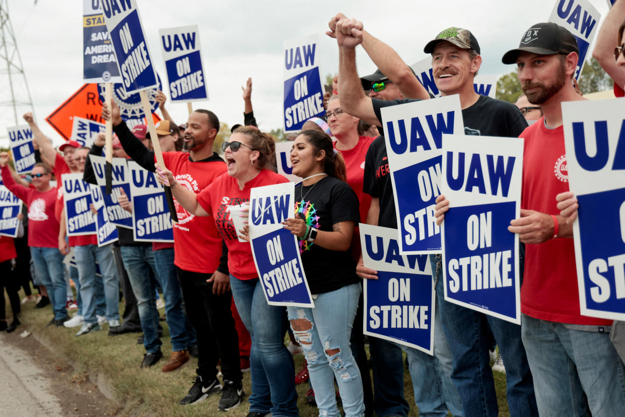 Striking United Auto Workers (UAW) members from the General Motors Lansing Delta Plant picket in Delta Township, Michigan U.S.  September 29, 2023.    REUTERS/Rebecca Cook