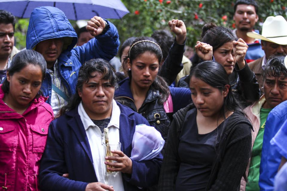 La gente de Nochixtlán se mostró el martes desafiante. Acusaron a las autoridades de la muerte de Cadena y entre gritos decían que lo vengarán. El gobierno ha prometido una investigación para determinar si la policía es responsable de las muertes.