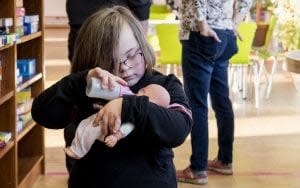 2018年2月8日，德國唐氏綜合症的孩子，在親子會場玩玩偶。(圖/美聯社)