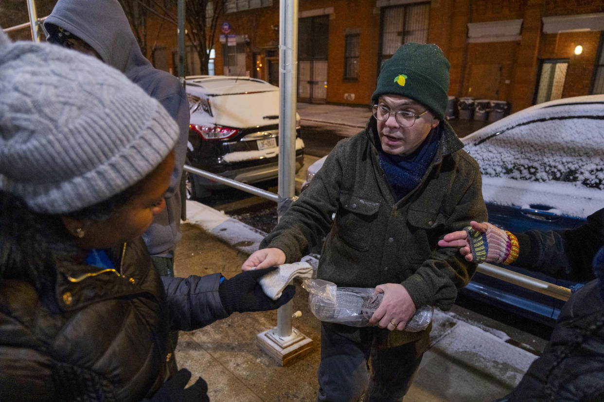 Un refugio improvisado de cartón donde una familia de migrantes, incluida una niña de 9 años, duermen en la nieve afuera de una oficina municipal a la espera de obtener tarjetas de identificación de la ciudad de Nueva York, que les dijeron que podían ayudarles a obtener trabajo, en Brooklyn, el 16 de enero de 2024. (Dakota Santiago/The New York Times).