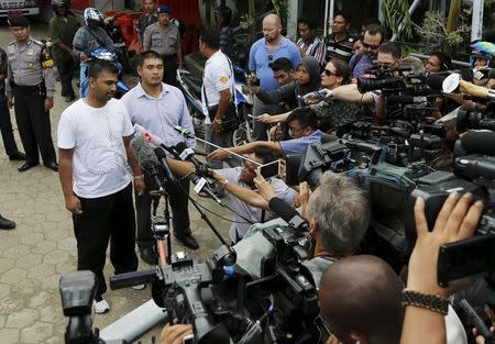 Chintu Sukumaran (L), brother of Myuran Sukumaran, talks to reporters while standing next to Michael Chan, brother of Andrew Chan, in Cilacap, Central Java province, Indonesia, April 26, 2015. REUTERS/Beawiharta