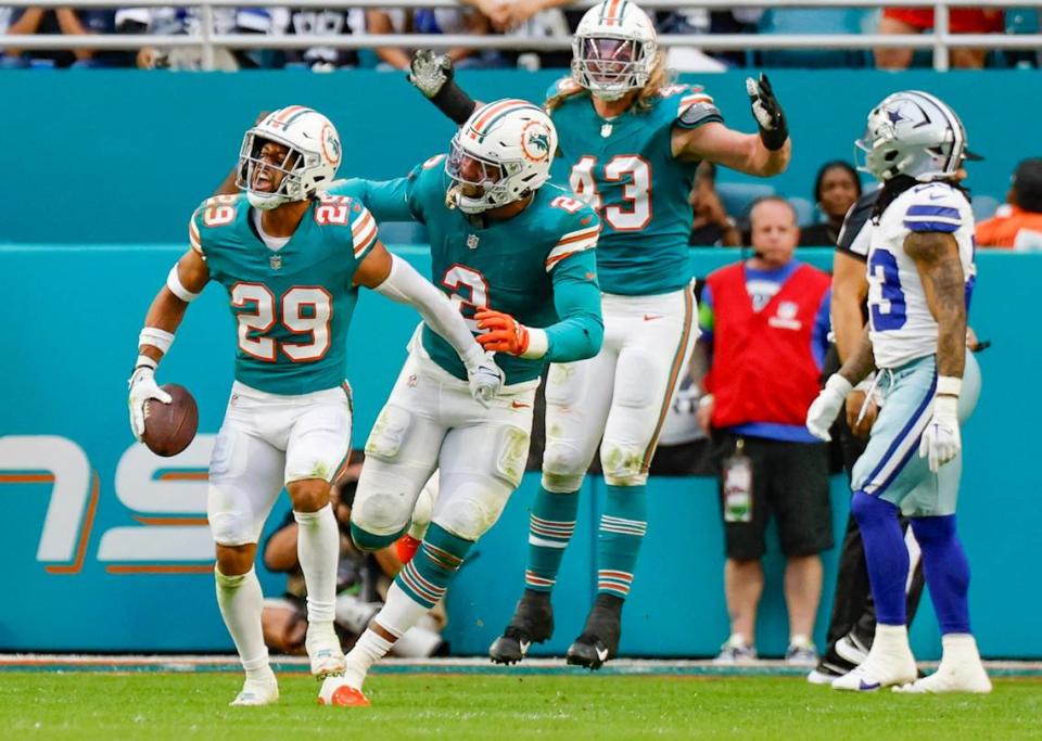 El safety de los Dolphins Brandon Jones reacciona tras recuperar el ovoide en el partido ante los Cowboys de Dallas, celebrado el 24 de diciembre de 2023 en el Hard Rock Stadium en Miami Gardens, Florida.