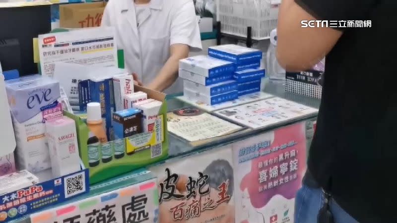 民眾搶買快篩，許多藥局湧現排隊人潮。（圖／資料照）