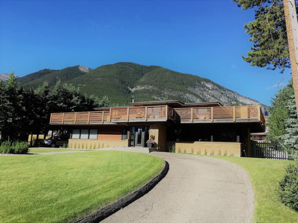 Modern mountain estate in Banff, Alberta (Vrbo)