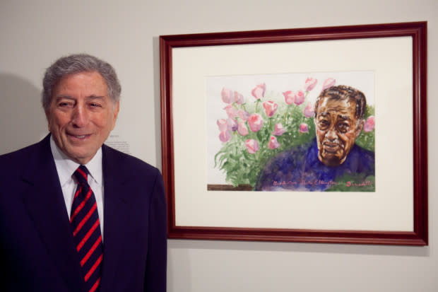 Bennett presenting his painting of jazz musician Duke Ellington to the Smithsonian National Portrait Gallery on April 29, 2009 in Washington, DC. <p>Photo by Brendan Hoffman/Getty Images)</p>