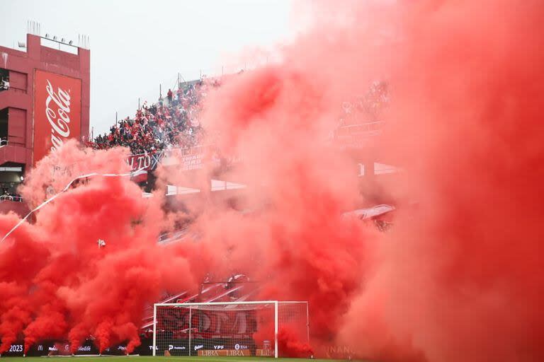 La recepción a Independiente en el choque con Racing de abril último; Avellaneda vibrará con un nuevo capítulo de su clásico esta tarde, por la Copa de la Liga Profesional.