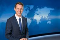 Viele Zuschauerinnen und Zuschauer, die am 25. November 2021 die 20-Uhr-Ausgabe der "Tagesschau" einschalteten, dürften gewundert haben. Denn ein unbekanntes Gesicht begrüßte das Publikum: André Schünke, der sonst beim Sender tagesschau24 moderiert. Geplant war der Einsatz nicht, wie der NDR später mitteilte: "Es gab ein Versehen in der Planung." (Bild: NDR/Thorsten Jander)