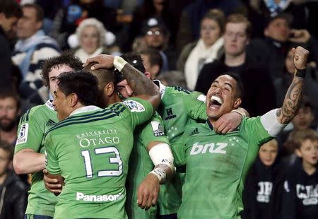 Aaron Smith (R) celebrates after team mate Patrick Osborne (3rd L) from New Zealand's Highlanders scored a try during the Super Rugby semi-final match against the New South Wales Waratahs at the Sydney Football Stadium, Australia, June 27, 2015. REUTERS/David Gray