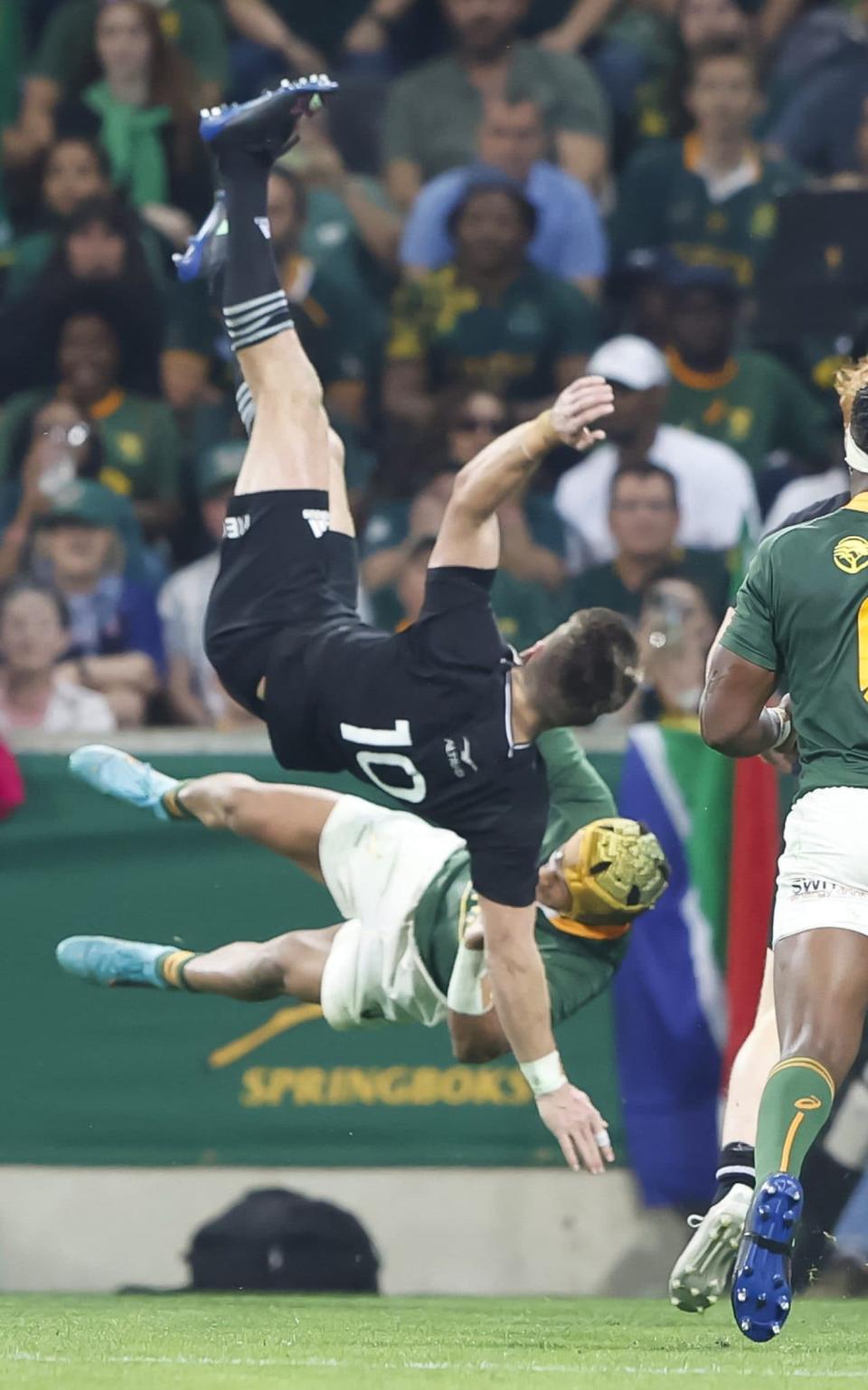 Beauden Barrett of New Zealand and Kurt-Lee Arendse of South Africa during The Rugby Championship match between South Africa and New Zealand at Mbombela Stadium on August 06, 2022 in Nelspruit, South Africa - Dirk Kotze/Gallo Images/Getty Images