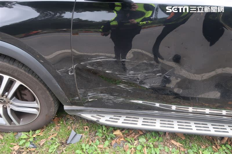 張男賓士車駕駛座車門遭刮傷。（圖／翻攝畫面）