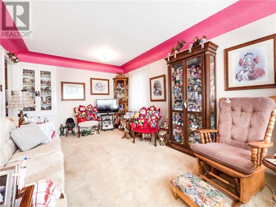 <p>Inside the home, however, clowns are definitely the dominant decor theme. (Zoocasa) </p>