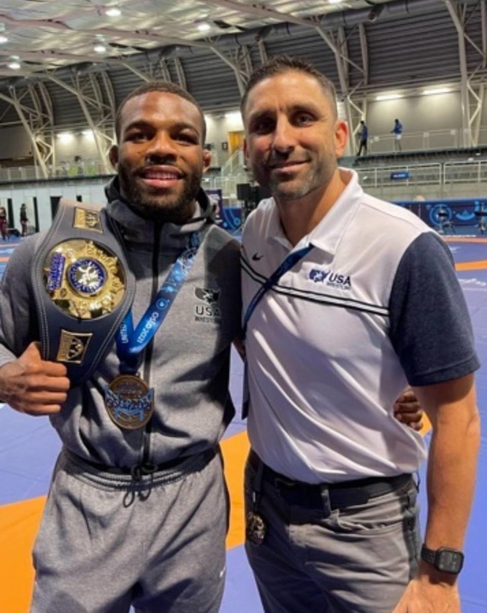 El Dr. Jeremy Frank con Jordan Burroughs, con una medalla de oro olímpica y seis veces campeón del mundo, durante los Campeonatos del Mundo de 2021 en Oslo, Noruega.