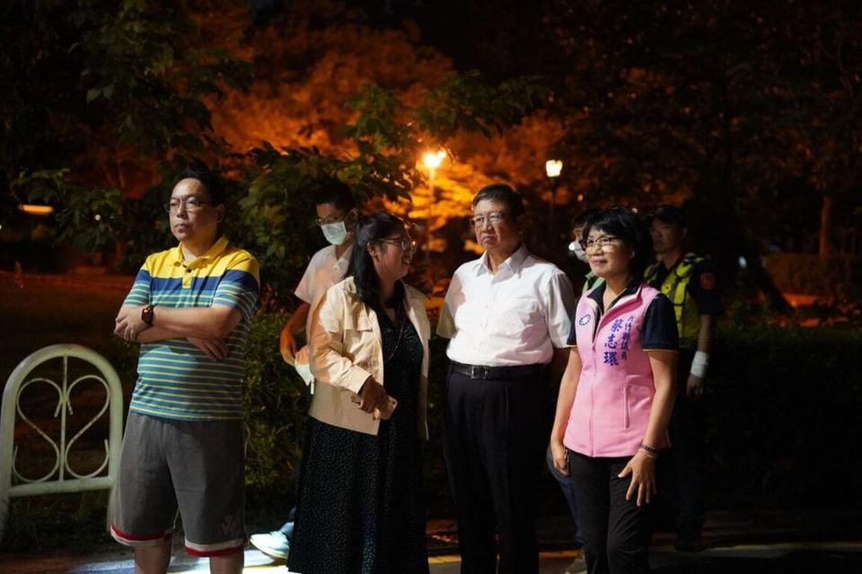 新竹縣長楊文科15日深夜趕往瓦斯外洩的工地現場，了解事故發生原因。（取自楊文科臉書）