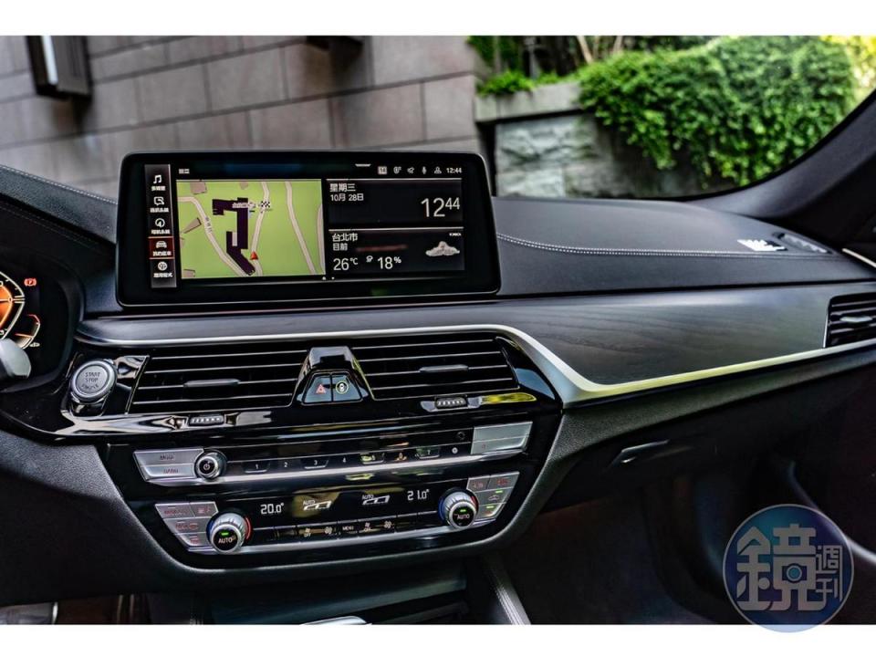 先進的BMW iDrive 7.0操作系統、加大的12.3吋中控觸控螢幕以簡單、直覺的人性化界面，讓駕駛依照使用習慣自訂風格。