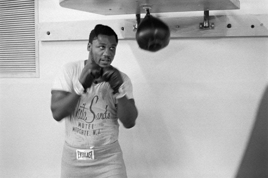 JOE FRAZIER: War der erste Boxer, der als Amateur Olympia-Gold (1964) und später den WM-Titel im Schwergewicht gewann. In den beiden legendären Kämpfen "Fight of the Century" (1971) und "Thrilla in Manila" (1974) Gegner von Ali, "Smokin' Joe" gewann nur den ersten von insgesamt drei Duellen