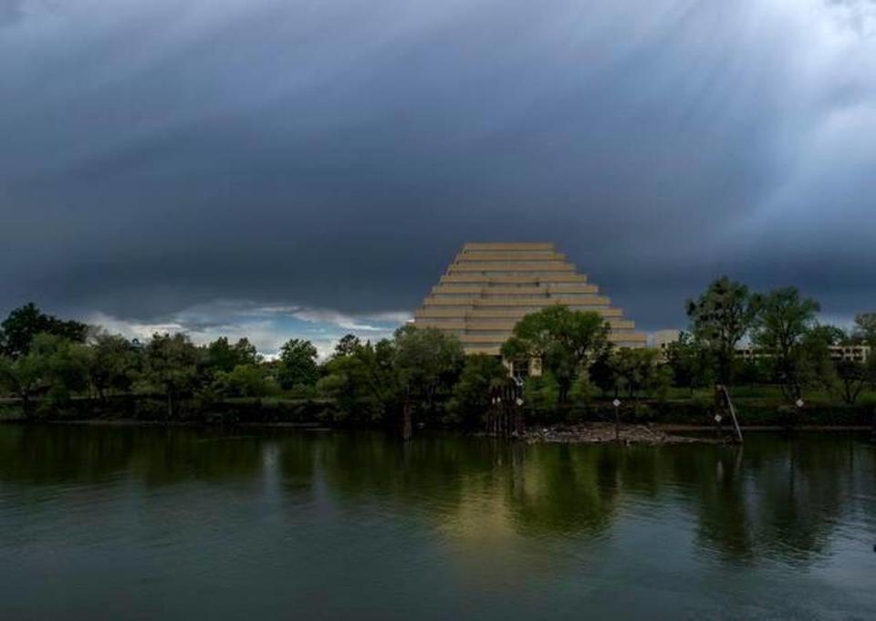Nubes de tormenta ensombrecían el cielo azul sobre el Ziggurat de forma piramidal mientras caía lluvia y granizo en West Sacramento, en 2015.