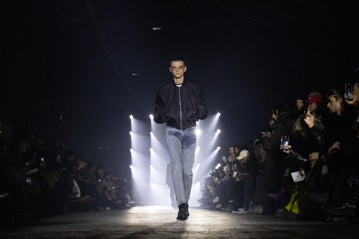 Die Jordanluca-Jeans mit der ungewöhnlichen Waschung auf der Fashionweek in Milan