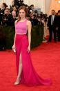 Auch bei der alljährlichen Met-Gala im Mai 2014 bezauberte Emma Stone mit diesem mädchenhaften, aber dennoch edgy anmutenden Look aus zwei verschiedenen Pinktönen auf dem roten Teppich. (Bild-Copyright: Getty Images)