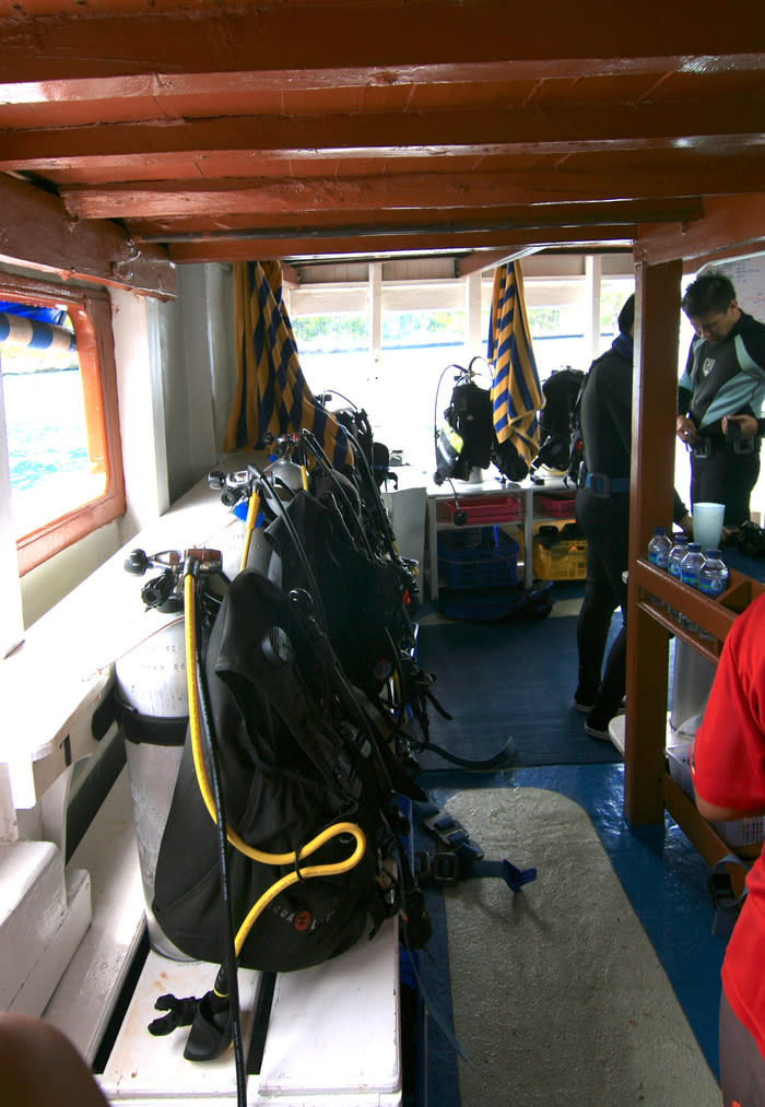 Luxury in diving: The best thing about diving in Indonesia is you practically don’t have to bring anything. Dive operators normally provide everything, You don’t even have to mount the gear. An employee will have already mounted it.