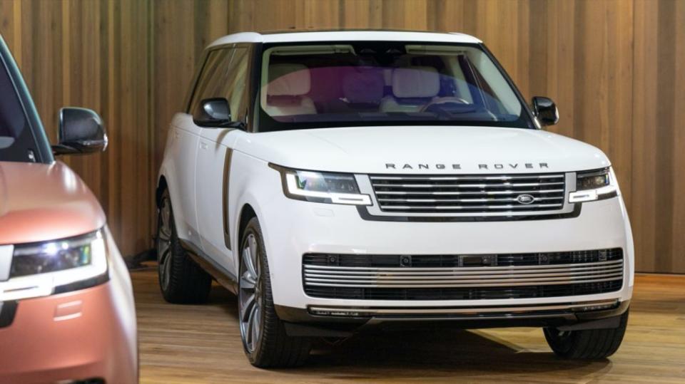 Range Rover SV車上搭載SV專屬套件，採用水平鍍鉻飾條帶來大氣視覺感受。(圖片來源/ JLR)