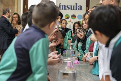 Durante el taller de minerales, en ÍNSULA. Sabrina Ceballos y Ernesto R. Ageitos, <a href="http://creativecommons.org/licenses/by/4.0/" rel="nofollow noopener" target="_blank" data-ylk="slk:CC BY;elm:context_link;itc:0;sec:content-canvas" class="link ">CC BY</a>