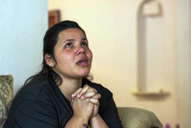 La solicitante de asilo venezolana Oriana Marcano lllora y da gracias a Dios por mantener a su familia a salvo durante su paso por la selva del Darién en Panamá el año pasado, durante una entrevista con The Associated Press el viernes 12 de mayo de 2023, en El Paso, Texas. (AP Foto/Andrés Leighton)