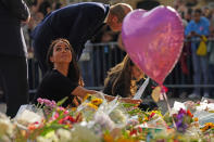 <p>Meghan, Duchess of Sussex; Prince Harry, Duke of Sussex; Catherine, Princess of Wales; and Prince William, Prince of Wales view floral tributes left at Windsor Castle on Sept. 10, 2022 in Windsor, England. (Photo by Kirsty O'Connor - WPA Pool/Getty Images)</p> 