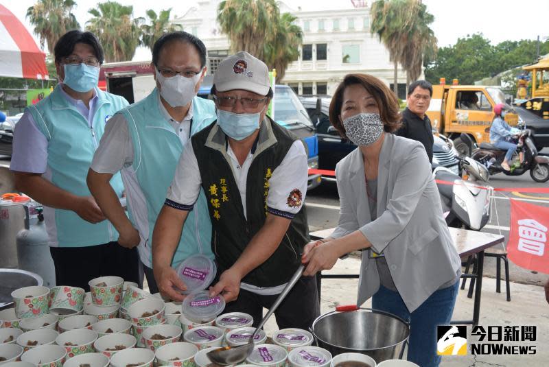 ▲嘉義市副市長陳淑慧協助分裝藥膳排骨。（圖／記者郭政隆攝影2020.5.11）