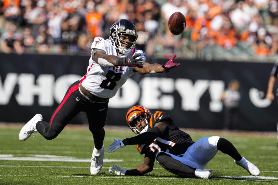 Atlanta Falcons tight end Kyle Pitts (8) attempts a catch over Cincinnati Bengals cornerback Mike Hilton (21) in the second half of an NFL football game in Cincinnati, Fla., Sunday, Oct. 23, 2022. (AP Photo/Jeff Dean)