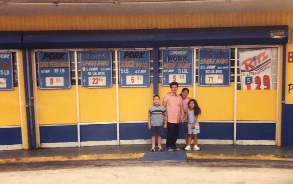 Sterlyn Disla, junto a su hijo Rafael Jr. y sus hijas Vanessa y Karissa, delante de Sunshine Meat Market después de que la familia lo comprara en 2001.