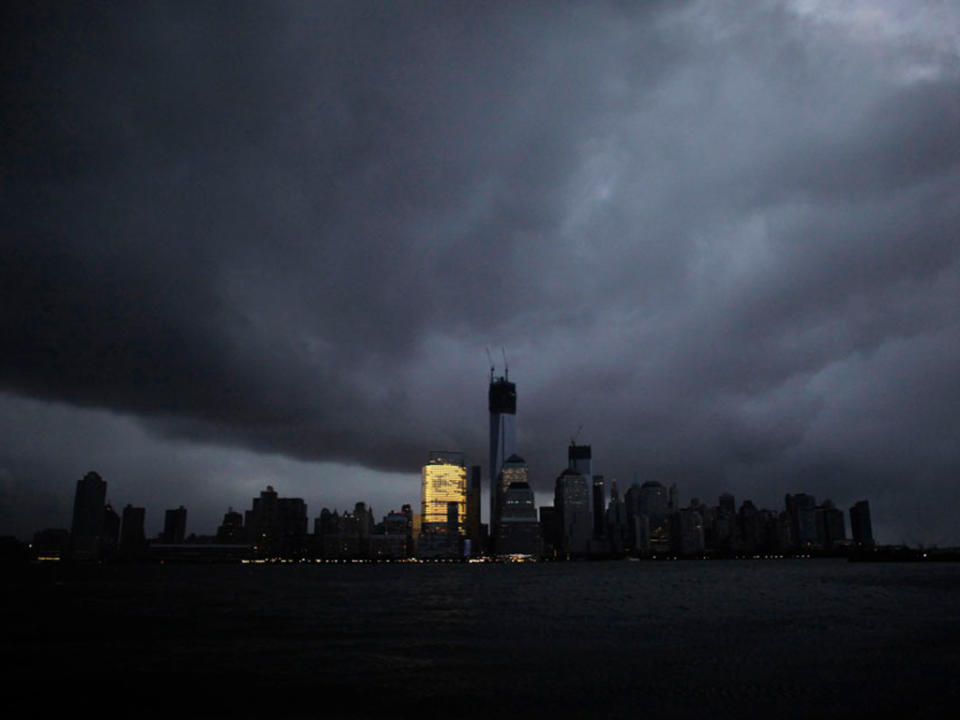 Así lucía el skyline de la isla de Manhattan con la llegada de Sandy. Todos los edificios a oscuras salvo el de Goldman Sachs. (REUTERS/EDUARDO MUNOZ)