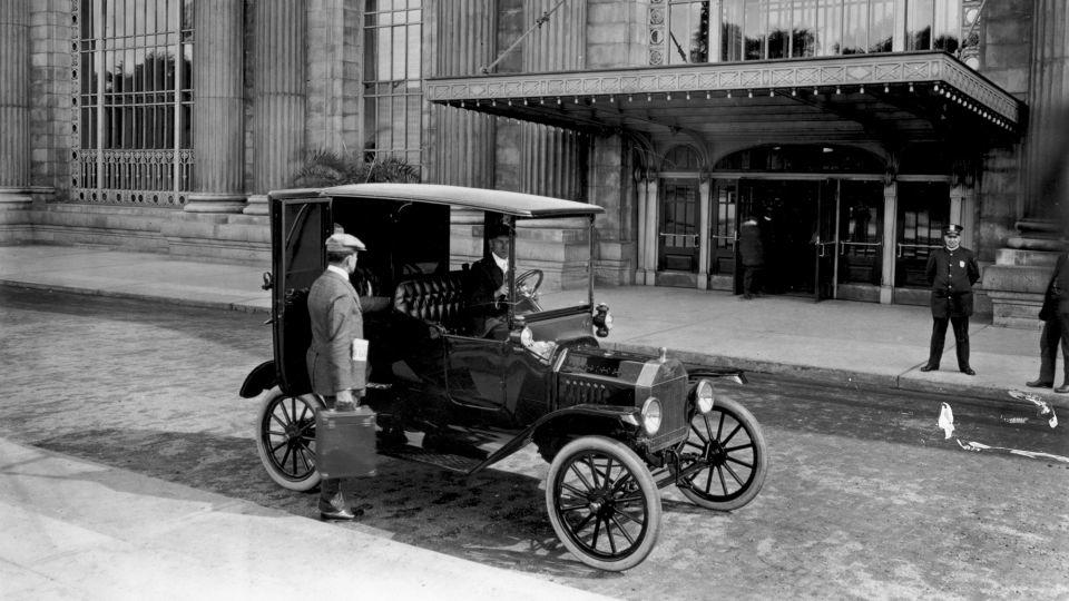 A Model T Ford in 1915. - Three Lions/Hulton Archive/Getty Images