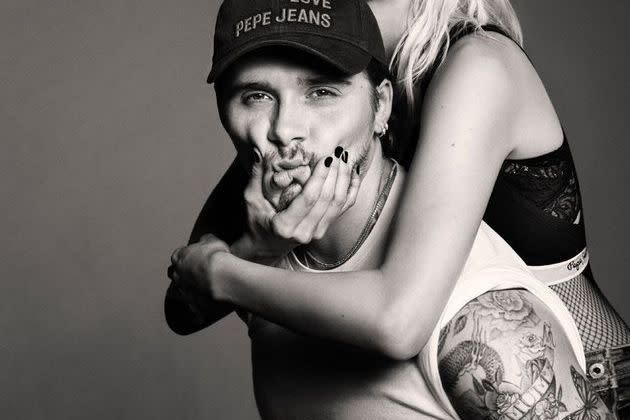 <p>Brooklyn Beckham et sa fiancée Nicola Peltz pose pour la marque Pepe Jeans London.</p>