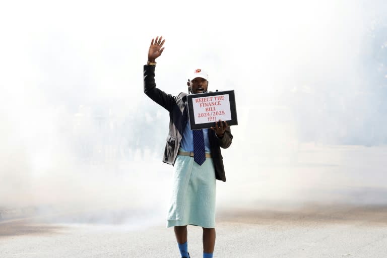 Un manifestante antigubernamental rodeado por una nube de gas lacrimógeno disparado por la policía, el 25 de junio de 2024 en Nairobi, en Kenia (SIMON MAINA)