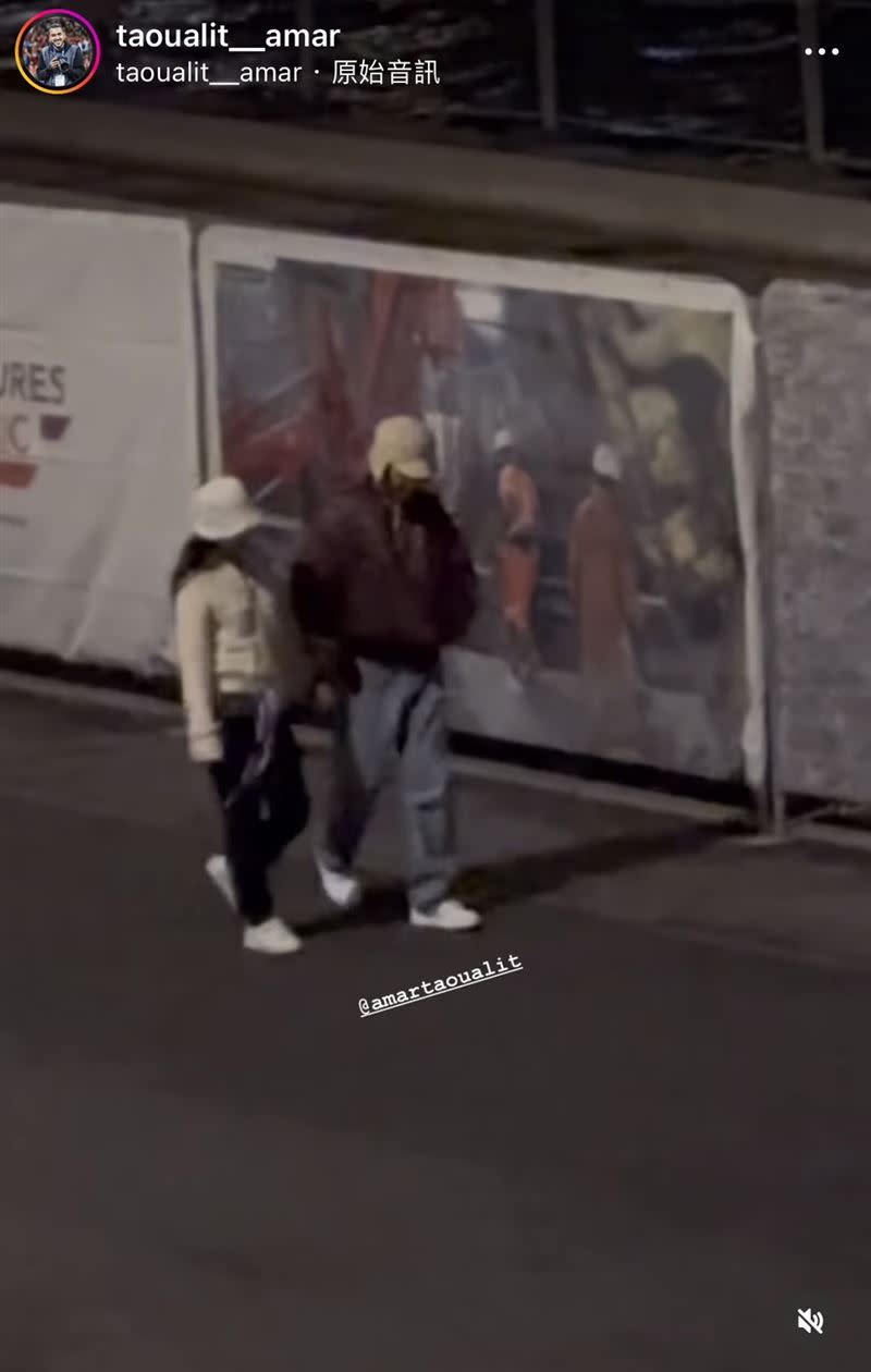 V、Jennie日前被拍到在巴黎牽手散步的影片。（圖／翻攝自Amar Taoualit IG）
